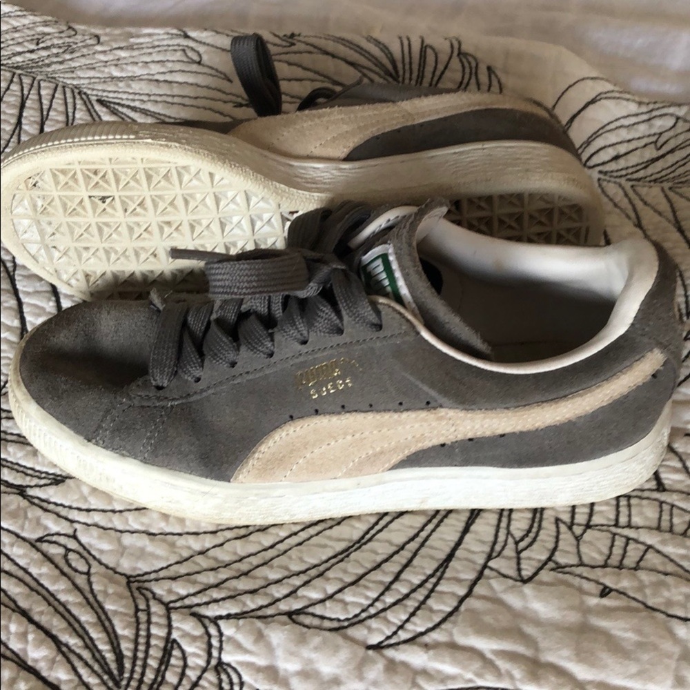 Men’s/women’s grey suede classic pumas